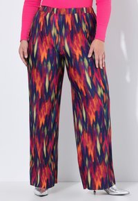 Pantalones de pierna ancha, plisados y coloridos con una vibrante mezcla de patrones en rosa, naranja, verde y azul. Cintura elástica para mayor comodidad.