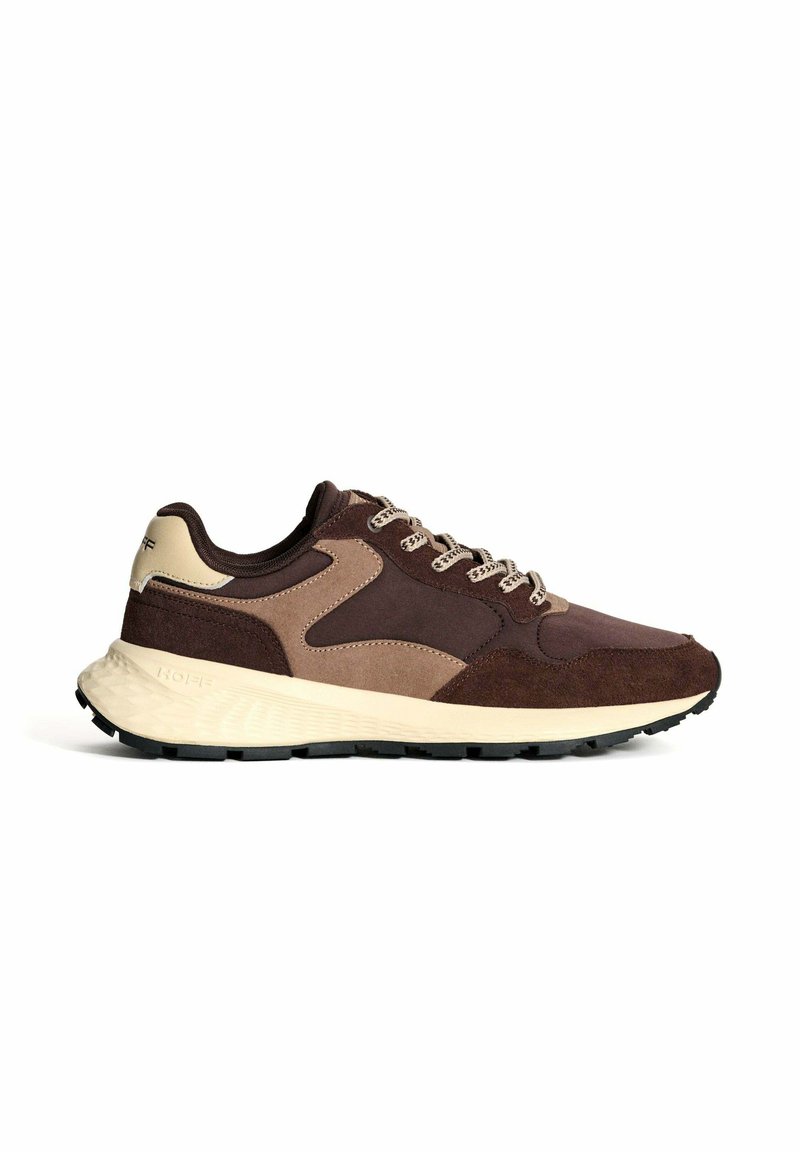 La chaussure de course en suède brun et en maille présente une semelle crème, des panneaux contrastants et des lacets. Le design comprend un col rembourré et une semelle extérieure texturée.
