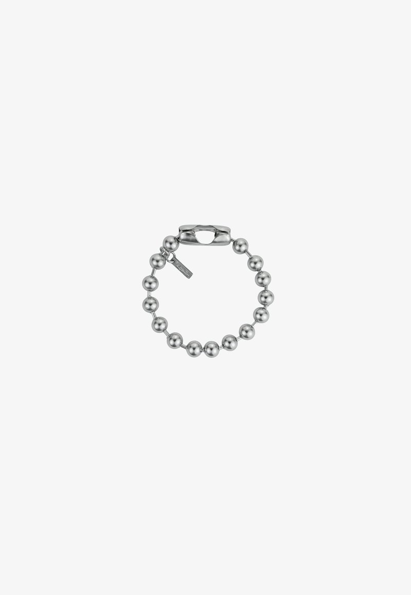 Porte-clés avec chaîne à billes argentée, fermoir métallique rectangulaire et petite étiquette attachée sur fond blanc.