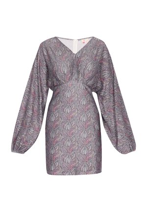 Langdurige jurk van lichtgewicht stof met een grijs en roze bladerenpatroon, met een V-hals en een gathered taille voor een ontspannen pasvorm.