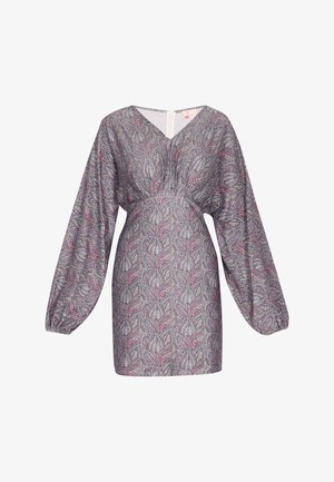 Sukienka z długim rękawem wykonana z lekkiego materiału w szarym i różowym wzorze liści, z dekoltem w serek i marszczoną talią dla luźniejszego kroju.