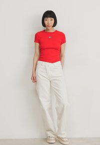 Tommy Jeans SLIM BADGE TEE - Jednoduché tričko - deep crimson