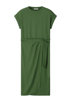 Robe longueur genoux vert olive avec manches courtes retroussées, encolure ronde et ceinture nouée style portefeuille à la taille.