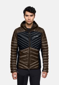 Giacca da uomo caratterizzata da una combinazione di colori marrone scuro e blu navy, con motivi di cuciture orizzontali e diagonali, cappuccio e chiusura con zip frontale.
