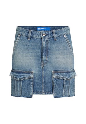 Jupe en denim mini en bleu clair avec un aspect délavé. Dotée de deux grandes poches avant et d'une fermeture à bouton à l'avant. Lavable en machine.