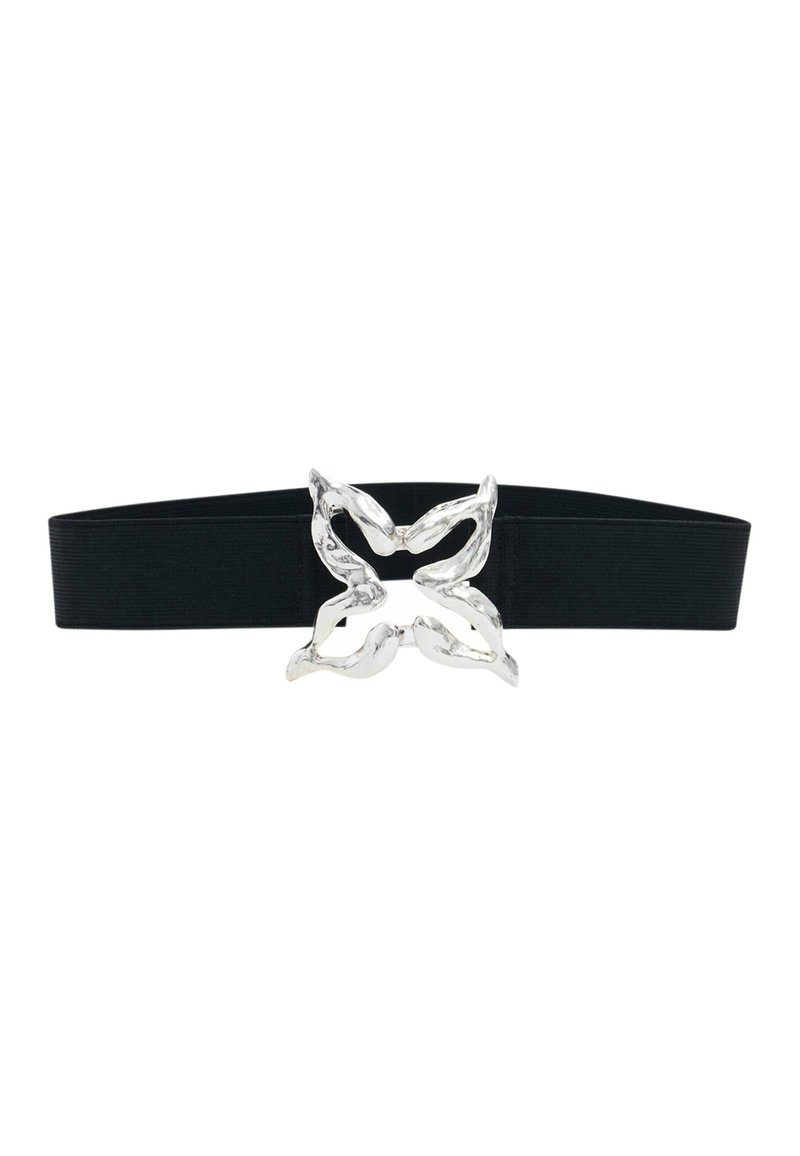 Cinturón elástico negro que presenta una gran hebilla de metal plateado en forma de mariposa con un acabado texturizado, creando un punto focal audaz.