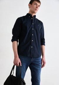 Tommy Hilfiger CORE FLEX SOLID SHIRT - Skjorter - desert sky