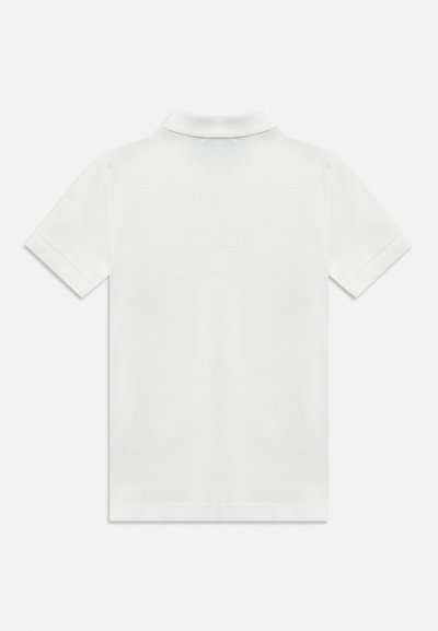 Απλό λευκό πόλο με κοντά μανίκια, εμφανιζόμενο από πίσω, με γιακά και μανσέτες σε λευκό φόντο.