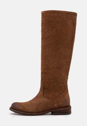 Botte en daim marron montant jusqu'au genou avec un motif discret de point de croix sur la tige, bout arrondi, talon bas empilé et semelle lisse.