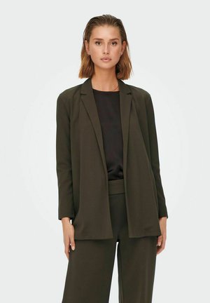 Blazer verde oliva in tessuto liscio, con silhouette sartoriale, rever a pacchetto e maniche lunghe, abbinato a un top nero.