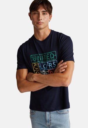 Námořnické bavlněné tričko s krátkým rukávem a kulatým výstřihem; má barevný grafický design s textem "UNITED COLORS" v několika barvách.