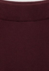 Tessuto a costine bordeaux con una finitura testurizzata e un colletto ad alta elasticità. Superficie liscia con un colore uniforme in tutto il tessuto.