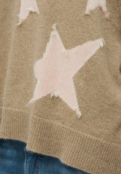 Καφέ πλεκτό πουλόβερ με μοτίβα αστεριών σε ανοιχτό  ροζ και φθαρμένες άκρες. Ριμπ στενόμακρα και μανσέτες, που δείχνουν απαλό υλικό.