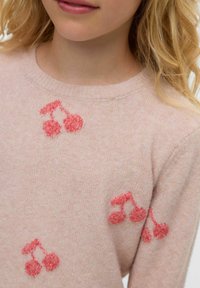 Sweter dzianinowy w delikatnym różowym kolorze, z haftem czerwonych Wiśni. Klasyczny okrągły dekolt, długie rękawy i drobna faktura.