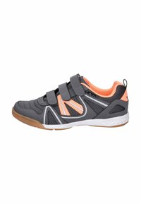 Graue Sportschuhe mit orangefarbigen Akzenten, verfügt über ein Mesh-Obermaterial, drei Klettverschlüsse, eine Gummisohle und ein strukturiertes Design.