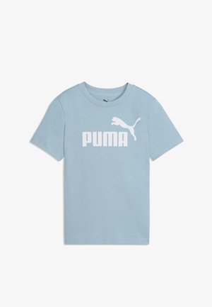 Jasnoniebieska koszulka z krótkim rękawem i białym logo Puma oraz tekstem na środku przodu, z okrągłym dekoltem.