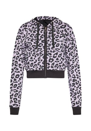 Zkrácená mikina vyrobená z světle fialové tkaniny s černým leopardím potiskem. Obsahuje černý zip, dvě šňůrky a přední kapsy.