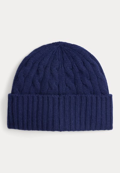 Gorro de malha azul marinho com uma bainha canelada e design de malha em cabos na parte superior. Feito de um material macio e texturizado de mistura de lã.