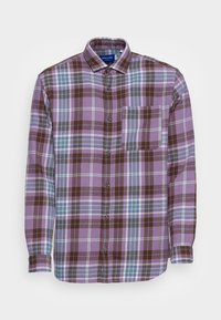 Fioletowa koszula w kratę z długim rękawem, z brązowymi, jasnoniebieskimi i białymi akcentami. Posiada kołnierzyk zapinany na guziki oraz kieszeń na piersi.