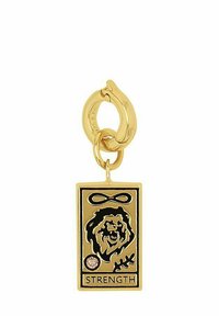 Goldener Anhänger mit Löwenkopf, Unendlichkeitssymbol, Blattdesign und der Inschrift "STRENGTH", das an einem massiven goldenen Ringverschluss hängt.