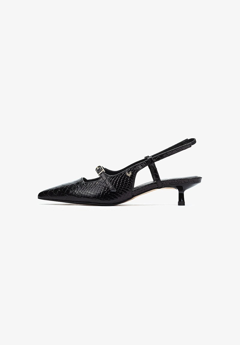 Tacones negros de tira trasera con punta afilada, hechos de un material sintético texturizado que se asemeja a la piel de cocodrilo, con un detalle de hebilla.