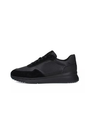 Sneaker atletiche nere con una combinazione di tessuti lisci e scamosciati, design con lacci, punta rotonda e un logo discreto sul lato.