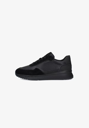 Sneaker atletiche nere con una combinazione di tessuti lisci e scamosciati, design con lacci, punta rotonda e un logo discreto sul lato.