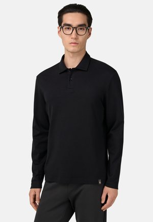 Polo negro de manga larga hecho de un suave material de algodón, con una tapeta de tres botones, cuello plano y un sutil detalle del logo de la marca en el dobladillo.