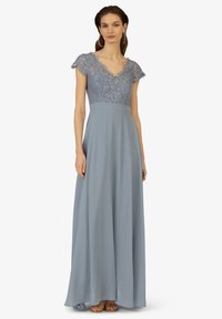 Langes, fließendes Kleid in Hellblau mit Spitzenoberteil, kurzen Ärmeln und tailliertem Schnitt. Der Rock besteht aus weichem, fließendem Stoff.