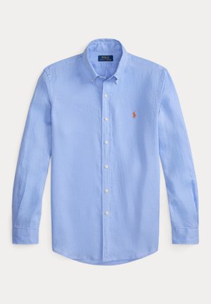Camicia azzurro chiaro con bottoni, realizzata in tessuto strutturato. Caratterizzata da colletto a punta, maniche lunghe e un logo arancione ricamato sul petto.