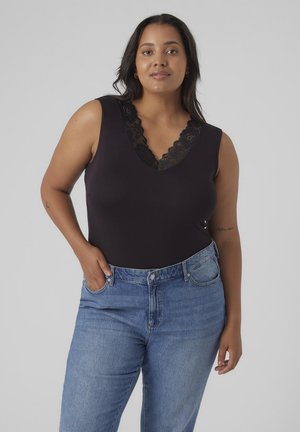 Zwart mouwloos bodysuit met een scalloped kant V-halslijn, gecombineerd met hooggetailleerde lichtblauwe spijkerbroeken. Glad stoftextuur.