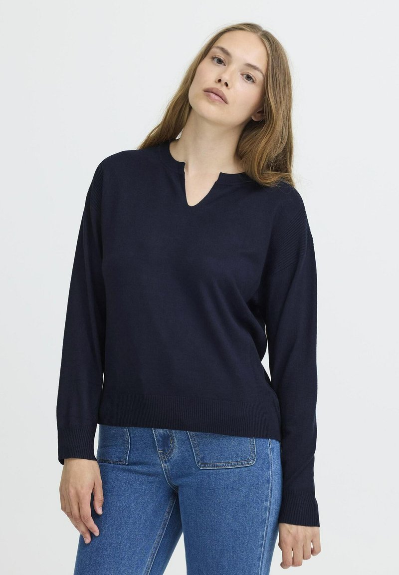 Marineblauer Strickpullover mit V-Ausschnitt und langen Ärmeln, ausgestattet mit gerippten Bündchen und Saum. Der Stoff wirkt glatt mit einem leichten Glanz.