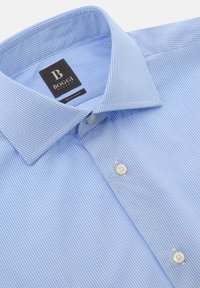 Lichtblauw geruit overhemd van katoen, met een klassiek kraag, witte knopen en een label met "Boggi Milano" op een zwart etiket.