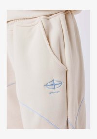 Geselecteerd, crème camel