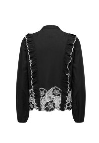 Chemise noire à manches longues avec des volants blancs le long du col et de la patte de boutonnage ; détails en dentelle florale blanche complexe en bas.