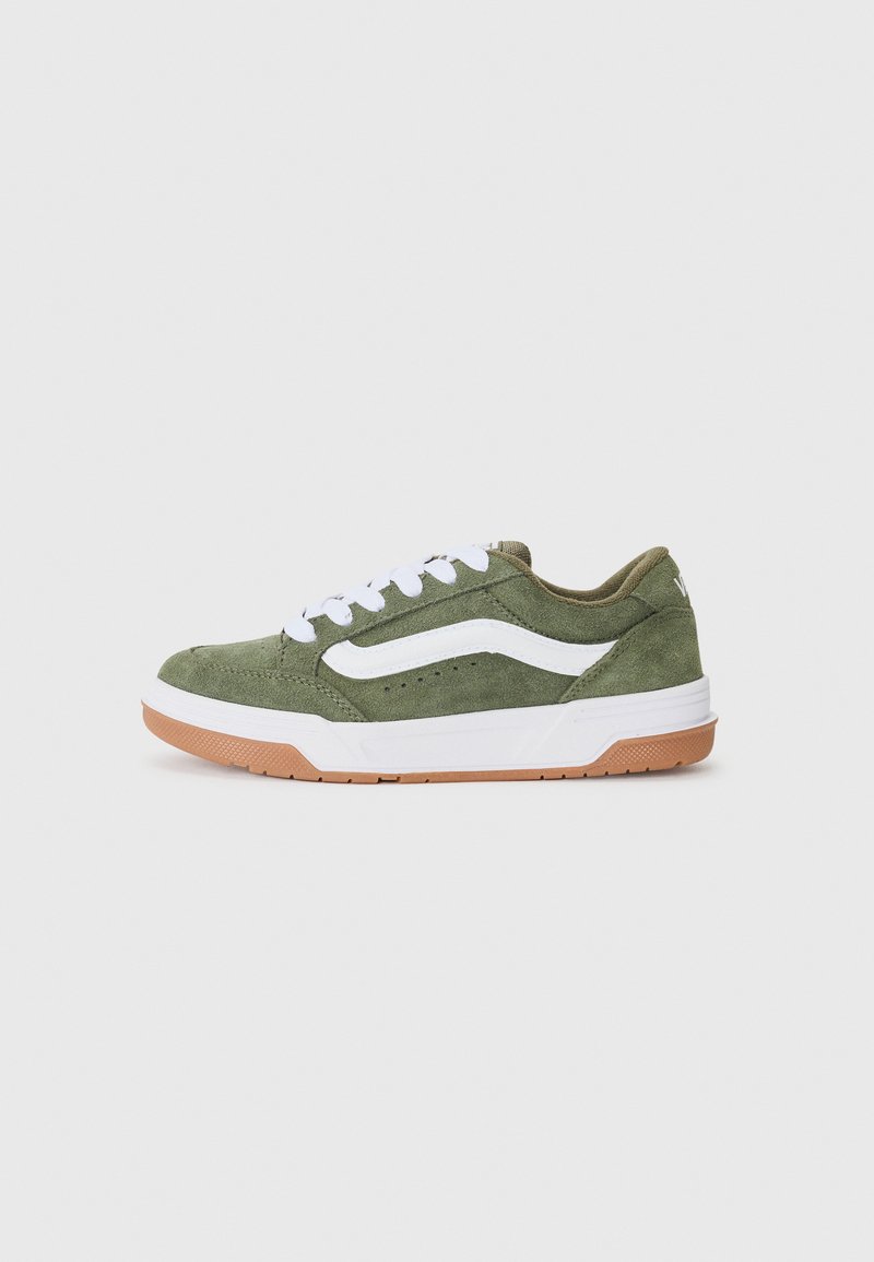 Zapatillas de ante verde con detalles en blanco, suela de goma, punta redonda y cordones planos. Superficie texturizada y suela exterior de color marrón claro.