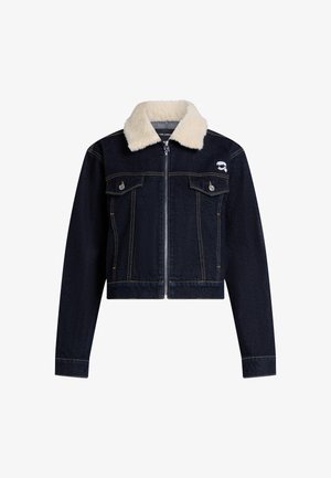 Gekürzte Jeansjacke in Dunkelblau mit einem cremefarbenen Kunstfellkragen, ausgestattet mit Fronttaschen und silbernen Hardware-Details.