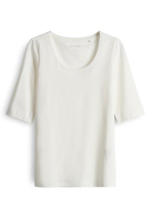 Witte korte mouw blouse met een ronde halslijn en een glad, effen stof, plat liggend weergegeven op een witte achtergrond.