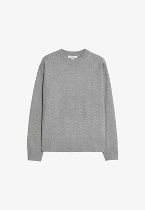 Grå stickad tröja med rund halsringning, ribbade ärmslut och fåll, samt en avslappnad passform. Tillverkad av mjukt material med en minimalistisk design.