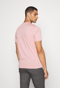 Calvin Klein FRONT LOGO - T-shirt estampada - salmon