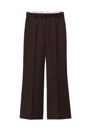 Weite Hose aus dunkelbraunem Stoff mit hohem Bund, doppelten Falten und seitlichen Taschen. Glatte Textur mit Gürtelschlaufen.