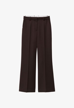 Weite Hose aus dunkelbraunem Stoff mit hohem Bund, doppelten Falten und seitlichen Taschen. Glatte Textur mit Gürtelschlaufen.