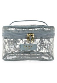 Estuche cosmético transparente con patrón geométrico gris, herrajes de cremallera dorados y una etiqueta gris con el texto "DKNY EST. 1989".