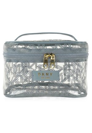 Estuche cosmético transparente con patrón geométrico gris, herrajes de cremallera dorados y una etiqueta gris con el texto "DKNY EST. 1989".