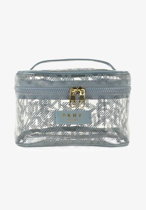 Estuche cosmético transparente con patrón geométrico gris, herrajes de cremallera dorados y una etiqueta gris con el texto "DKNY EST. 1989".
