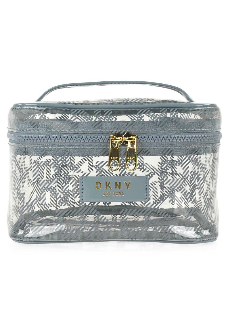 Estuche cosmético transparente con patrón geométrico gris, herrajes de cremallera dorados y una etiqueta gris con el texto "DKNY EST. 1989".