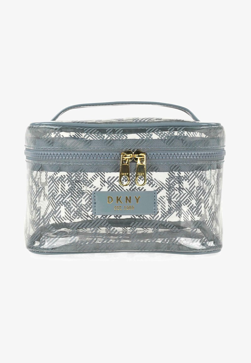 Estuche cosmético transparente con patrón geométrico gris, herrajes de cremallera dorados y una etiqueta gris con el texto "DKNY EST. 1989".