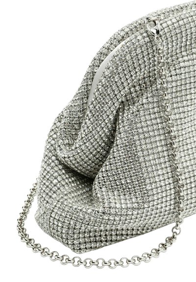 Pochette argentée avec une surface texturée ornée de petits cristaux. Elle possède une bandoulière chaîne et une fermeture éclair sur le dessus.