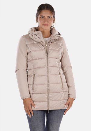 Giacca imbottita beige con chiusura a zip frontale, cappuccio regolabile e tasche laterali con zip. Presenta cuciture a rombi orizzontali per un tocco di texture in più.