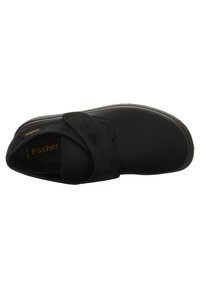 Schwarze textile Slipper mit weichem Obermaterial, breitem elastischen Riemen und gepolstertem Innenraum. Flache Gummisohle für Komfort und Stabilität.